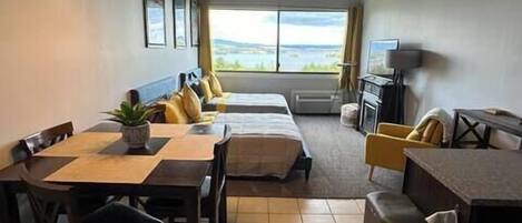 Iron/ironing board, WiFi, bed sheets, wheelchair access