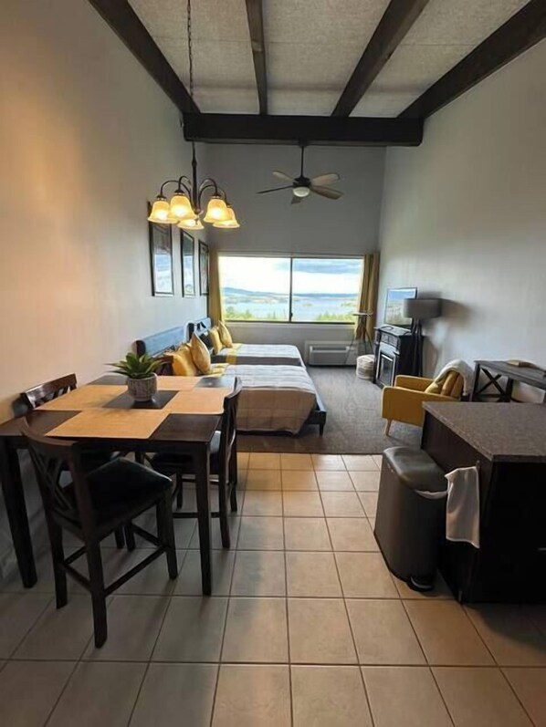 Iron/ironing board, WiFi, bed sheets, wheelchair access