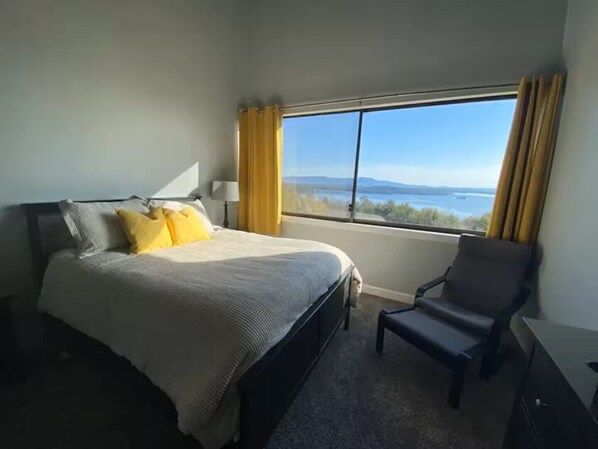 Iron/ironing board, WiFi, bed sheets, wheelchair access