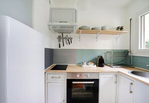 Réfrigérateur, four, plaque de cuisson, cafetière/bouilloire