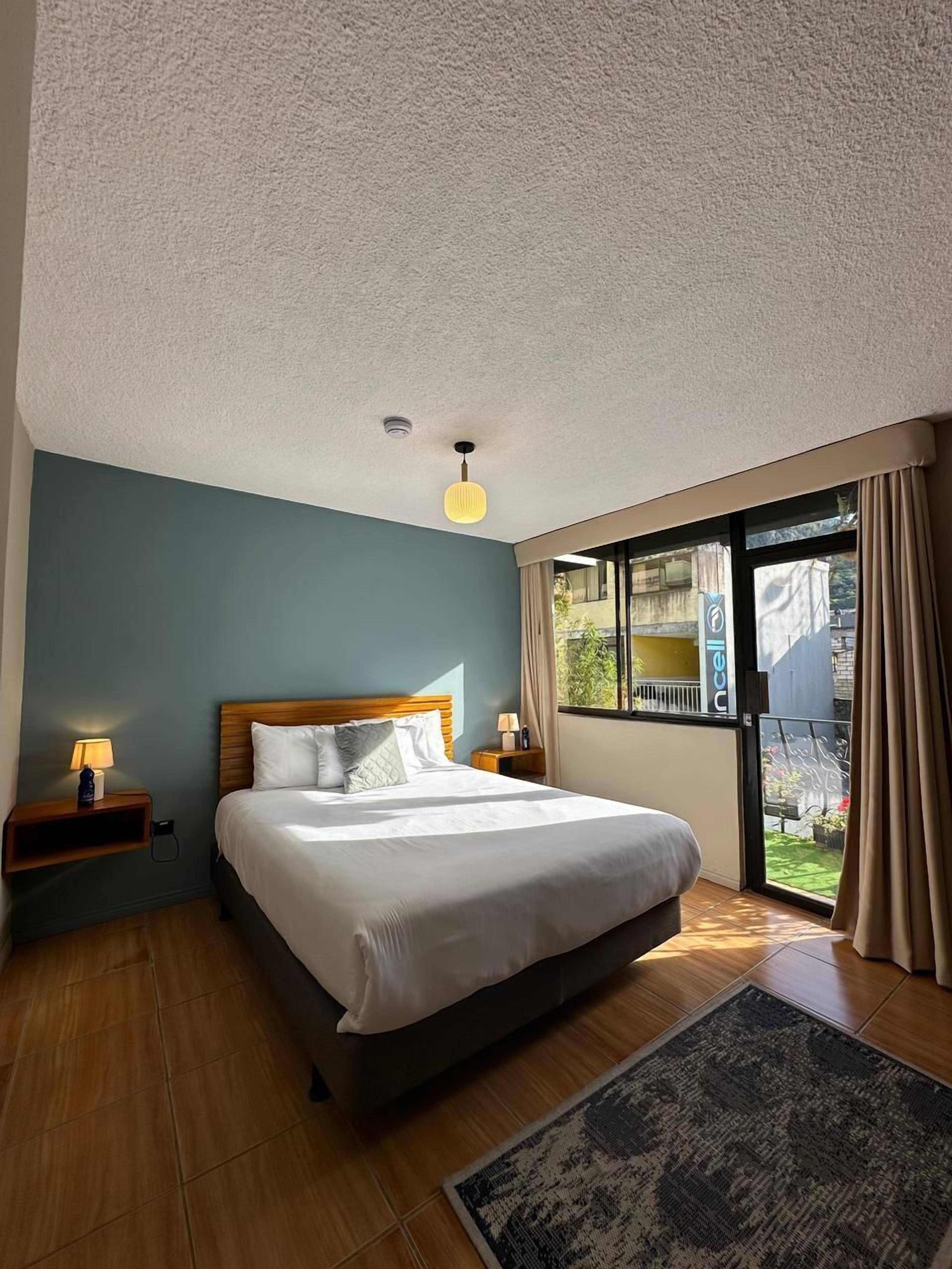 Habitación ejecutiva doble, 1 habitación, balcón, vistas a la ciudad | Sábanas de algodón egipcio y ropa de cama de alta calidad