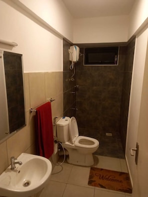 Pyyhkeet, saippua, vessapaperi