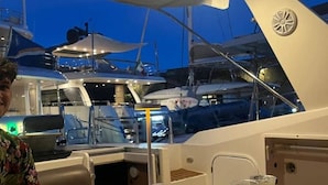 Un yacht doté d’un espace repas, d’un volant et d’un pavillon.