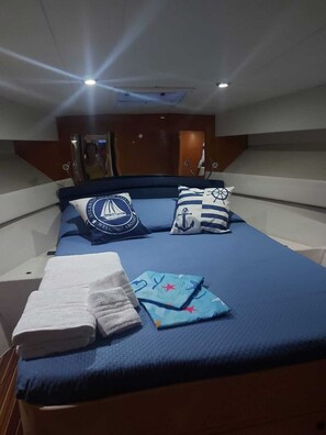 3 bedrooms, desk, WiFi, bed sheets