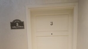 Una puerta blanca con un letrero encima que dice '3 valle de Draaa'.