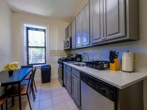 Private kitchen - Charming Apt Near NYC! Ideal for Urban Explorers (Jersey City)