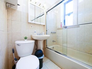 Sèche-cheveux, serviettes fournies, papier toilette