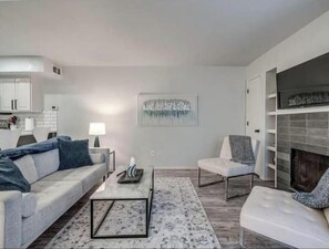 Smart TV, fireplace
