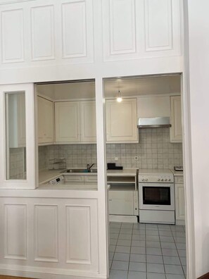 Réfrigérateur, four, plaque de cuisson, cafetière/bouilloire