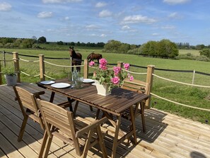 Balcony - Beautiful Pet-friendly Cabin in Banbury, No Deposit (Banbury)