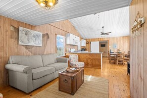 TV, table tennis - Waterfront+Dock+Kayaks+PingPong (Carteret County)