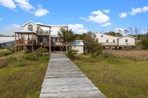 Exterior - Waterfront+Dock+Kayaks+PingPong (Carteret County)