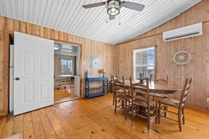 Dining - Waterfront+Dock+Kayaks+PingPong (Carteret County)