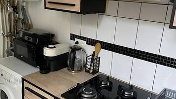 Oven, stovetop, highchair, cookware/dishes/utensils