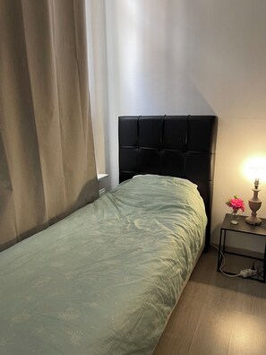 1 dormitori, caixa forta a l'habitació i escriptori