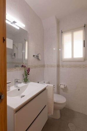 Shower, hair dryer, towels, soap - Comeback Looking for the Summer (Motril)