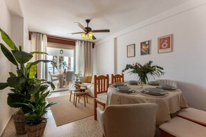 Dining - Comeback Looking for the Summer (Motril)