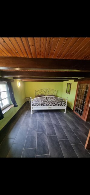 4 bedrooms, free WiFi, bed sheets, wheelchair access