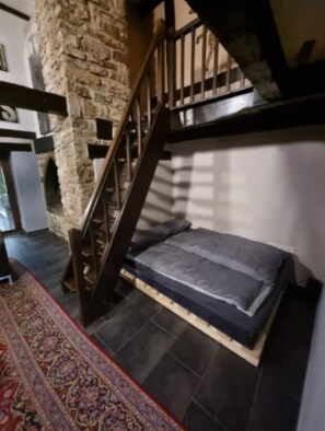 4 عدّة غرف نوم وواي فاي مجانًا وملاءات أسرّة