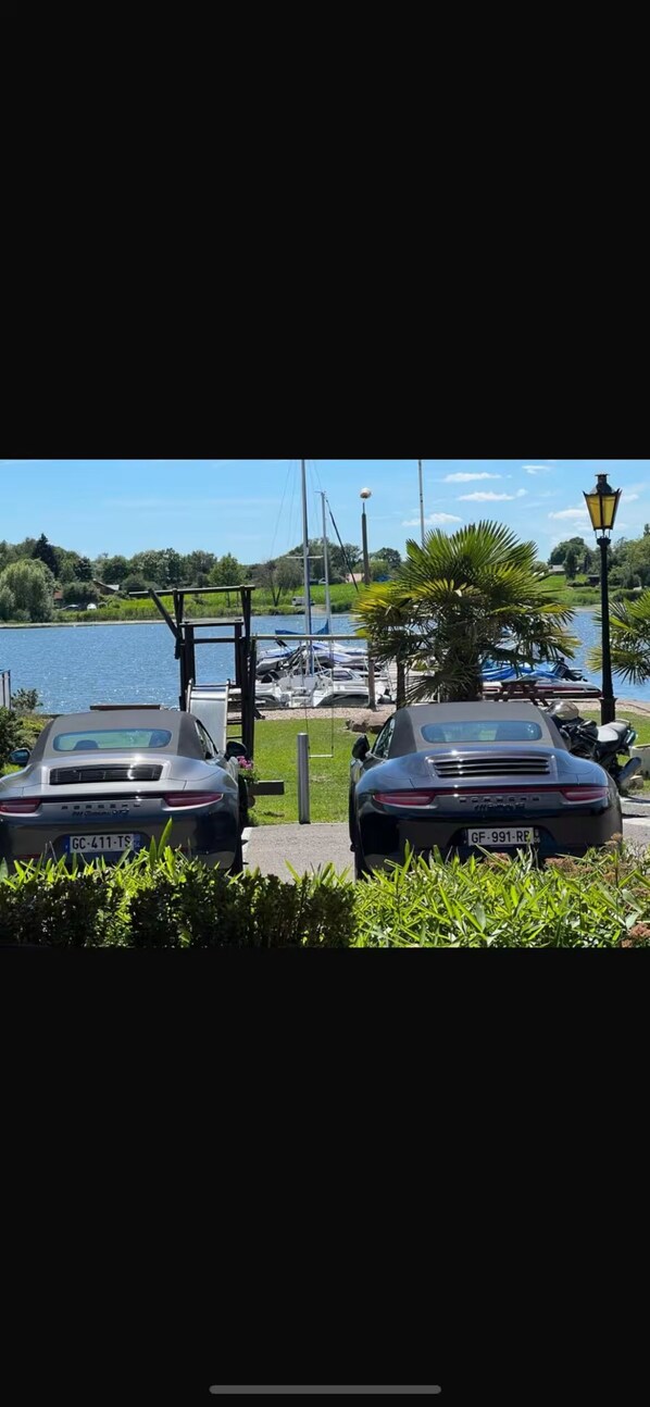 المنطقة المحيطة بالمنشأة