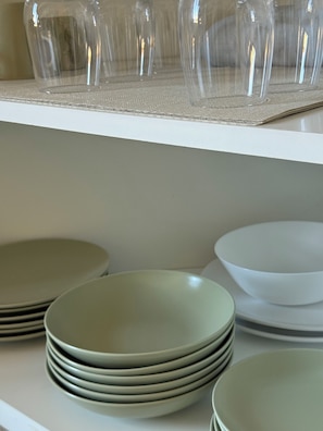 A stack of plates and bowls on a shelf. - Dimora Patella - Florence
Spacious apartment 7 minutes from the city center (Firenze)