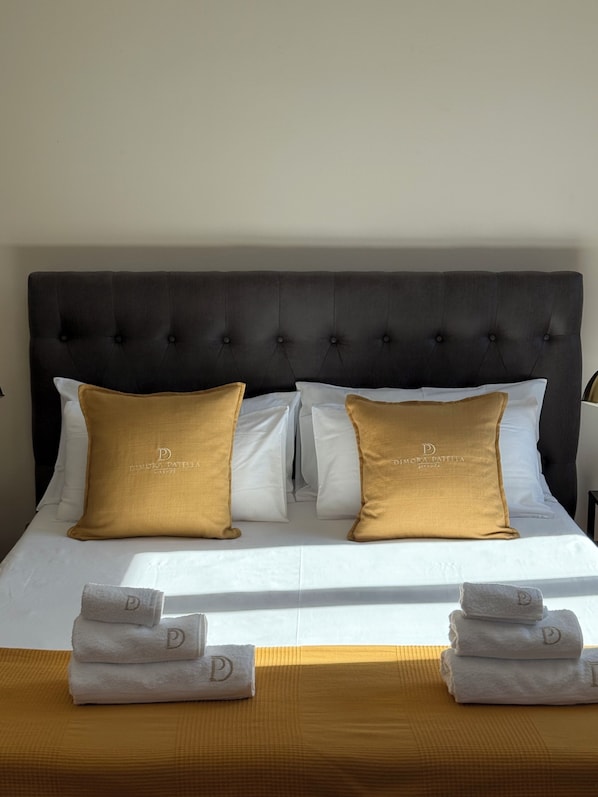 2 chambres, coffres-forts dans les chambres, bureau, lit parapluie
