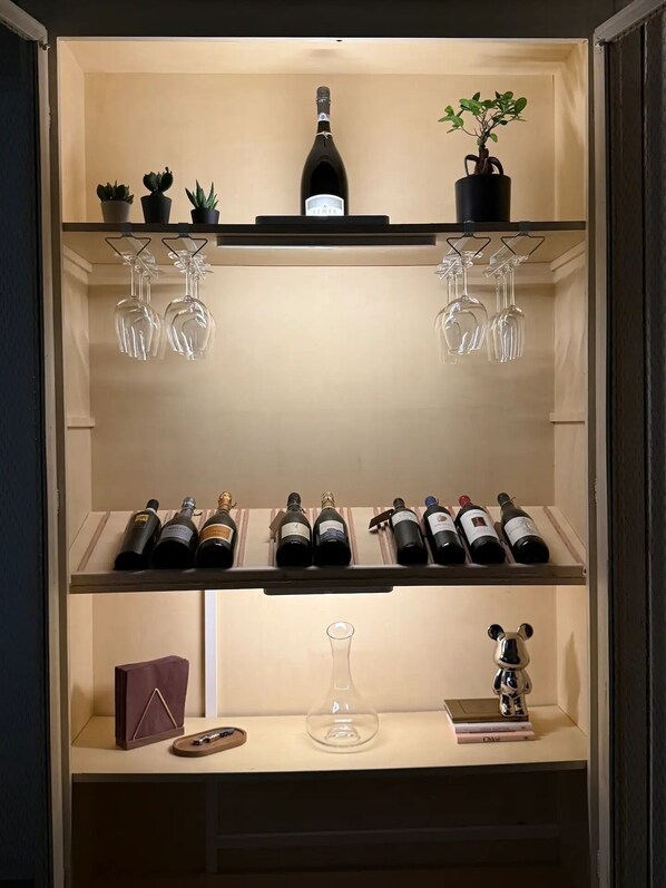 A wine rack with multiple bottles and glasses. - Dimora Patella - Florence
Spacious apartment 7 minutes from the city center (Firenze)