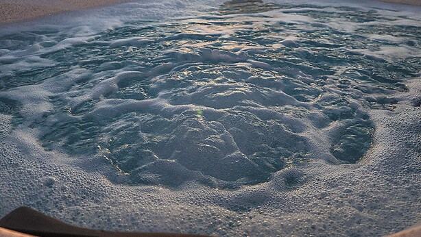 Un jacuzzi con vista al atardecer.