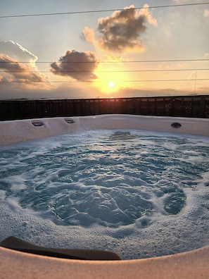 Bañera de hidromasaje al aire libre