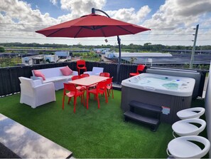 Tina de hidromasaje al aire libre