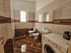 Apartment, 1 Bedroom, Smoking, Balcony | Bathroom