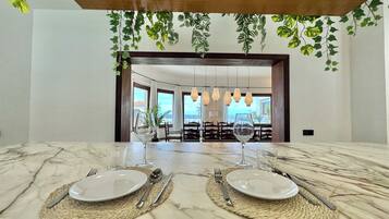 Deluxe Villa, 5 Bedrooms, Patio, Garden View | Ruang makan