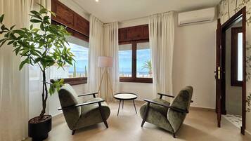 Villa Deluxe, 5 chambres, patio, vue jardin | Coin séjour | TV connectée de 70 pouces avec chaßnes par cùble