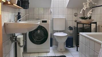 Een haardroger, handdoeken, zeep, shampoo