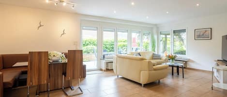 تلفزيون ذكي، ألعاب فيديو، مشغل دي في دي، كُتُب