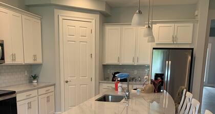 Old Florida Charm Boater Gated Community! 4-bedroom 15 min to Downtown Ft. Myers