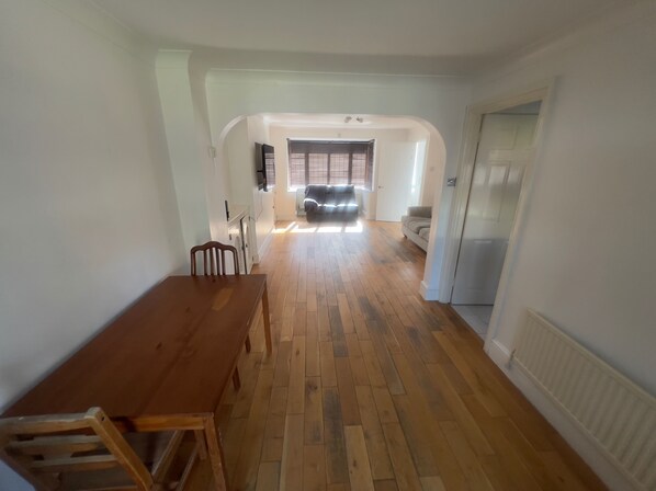 House | Interior - Charming Houghton Regis House With 4 Bedrooms (Dunstable)