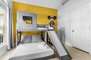 6 habitaciones, tabla de planchar con plancha, wifi y ropa de cama 