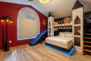 6 bedrooms, iron/ironing board, WiFi, bed sheets