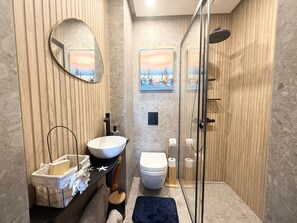 Dusche, kostenlose Toilettenartikel, Haartrockner, Bademäntel
