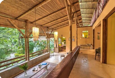 4 bedroom Bohemian home. Five minuets walk to the beach. 