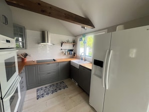 Mikrovågsugn, ugn, spishäll och diskmaskin