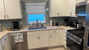 雪櫃、微波爐、焗爐、爐具