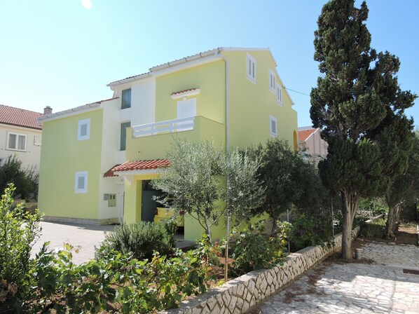 المنشأة من الخارج