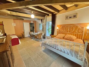 1 dormitorio, tabla de planchar con plancha, wifi y ropa de cama