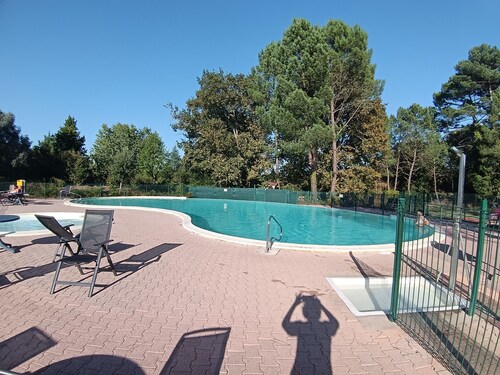 Maison dans résidence de vacances 4 personnes piscine,tennis, pétanque, baskets
