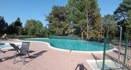 Maison dans résidence de vacances 4 personnes piscine,tennis, pétanque, baskets