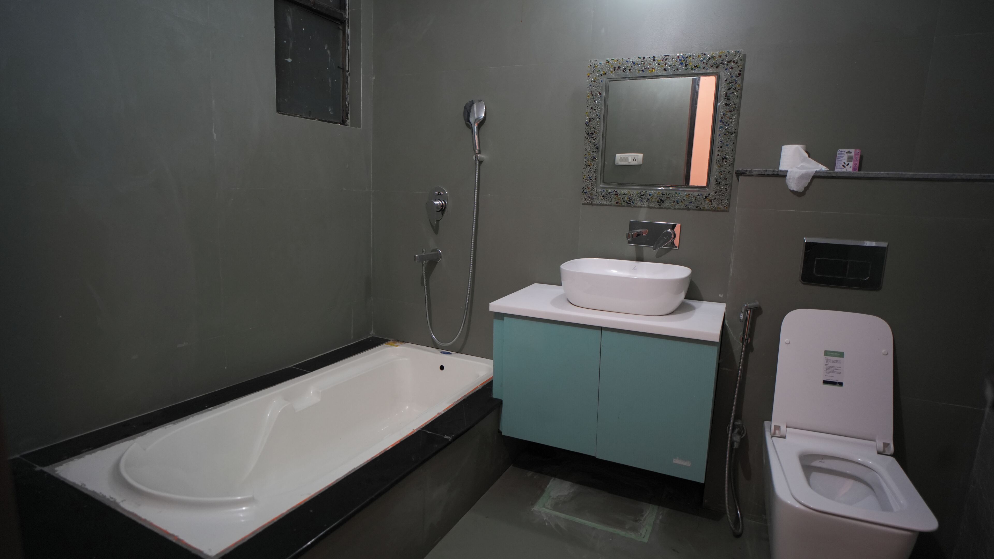 Habitación familiar | Baño | Amenidades de baño gratuitas, toallas, jabón, shampoo 