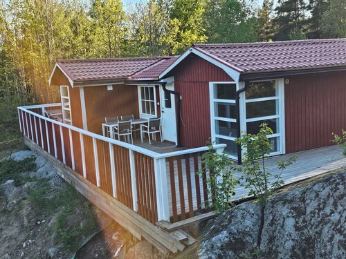 Charming 2-bedroom house with 6 beds , free WiFi near Vättern in Åmmeberg