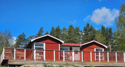 Charming 2-bedroom house with 6 beds , free WiFi near Vättern in Åmmeberg